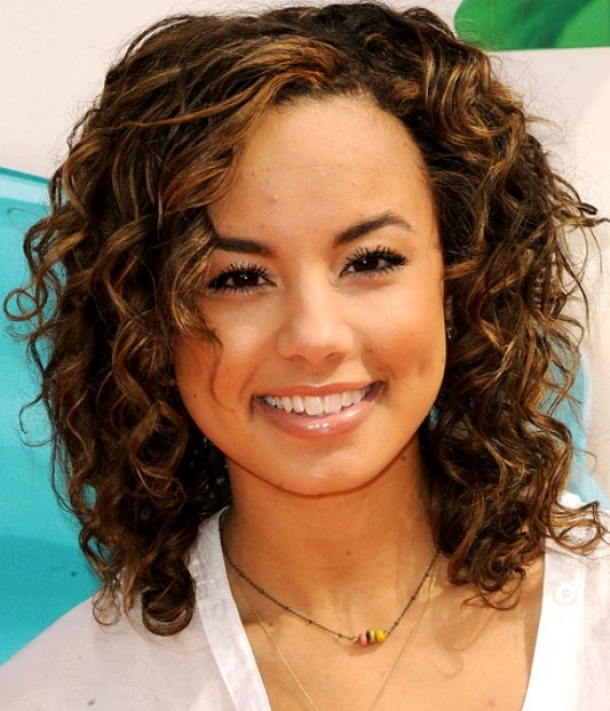 21 Curly Hairstyles For Round Faces Feed Inspiration