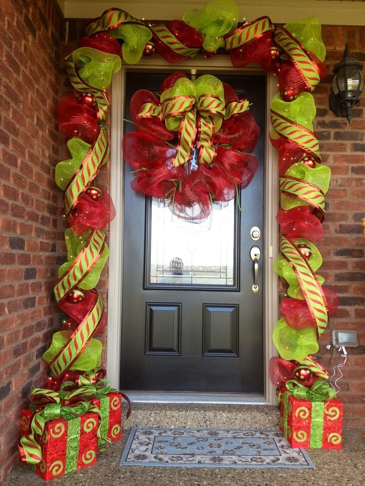 27 Front Door Christmas Decorating Ideas - Feed Inspiration
